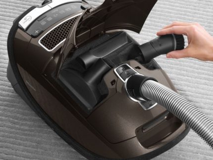 Vacuum cleaner Mile with storage for nozzles