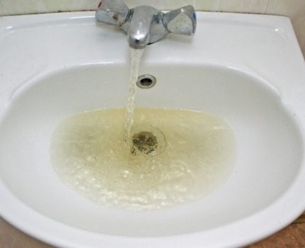 Stagnerande vatten i diskhon