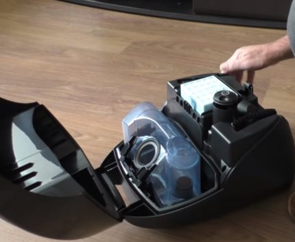 Opening the vacuum cleaner cover