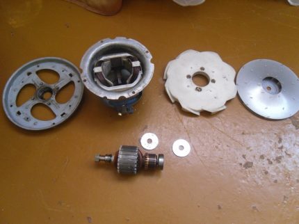 Motor de instrumentos desmontado para piezas.