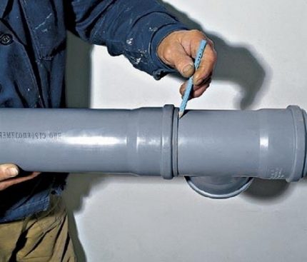 Connexion du tuyau d'égout