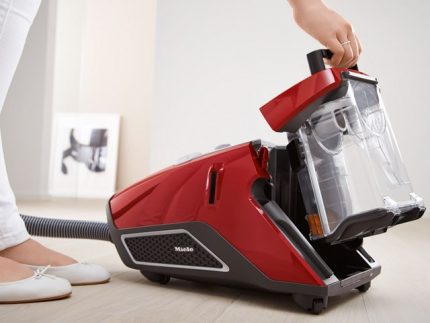 Vacuum cleaner red Miel