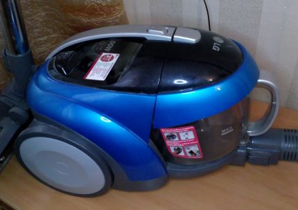 LG2000w vacuum cleaner with a transparent dust collector
