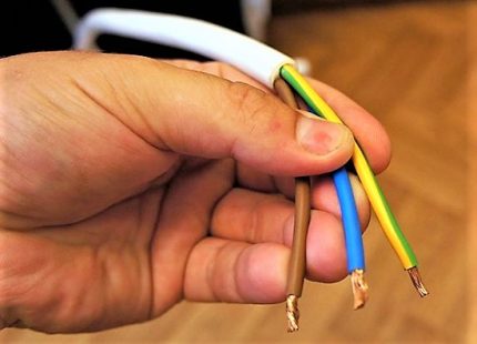 Färgkodad kabel med tre kärnor