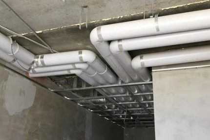 Instalación de ventilación de tubos de plástico.