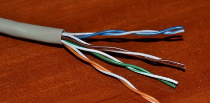 Osmihranný síťový kabel