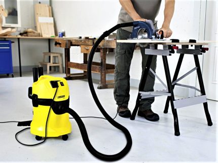 Industrial vacuum cleaner KARCHER MV3P during operation