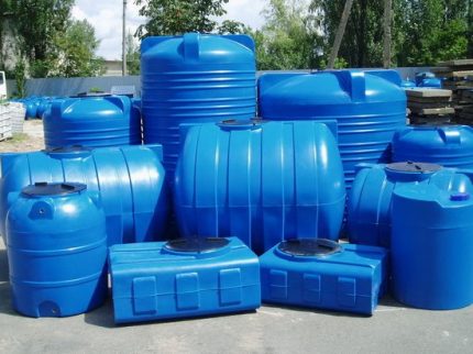 Réservoirs d'eau en plastique