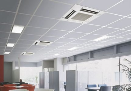 Un ejemplo de un aire acondicionado de casete en una oficina