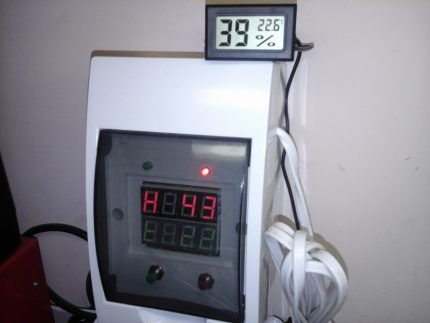Hygrometer with temperature sensor