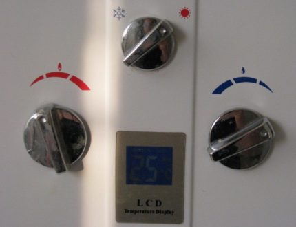 Panoul de control al încălzitorului de apă cu gaz