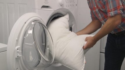 Lavado de almohadas en una lavadora