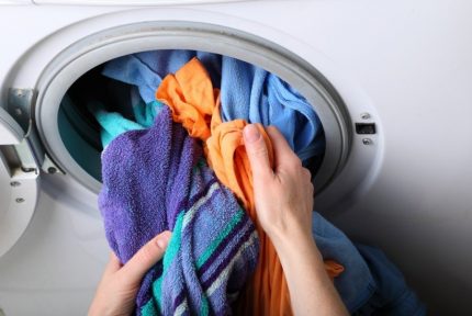 Blanchisserie dans la machine à laver