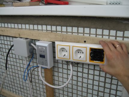 Installatie van elektrische bedrading op de loggia