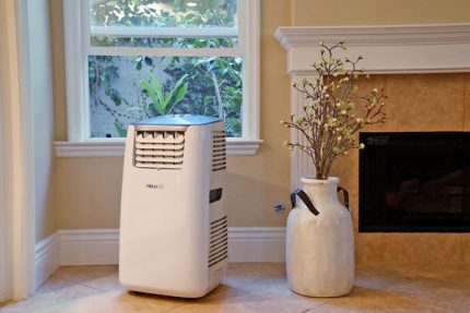 Mobile floor air conditioners