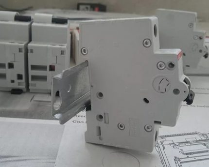 Mounting the machine to a DIN rail