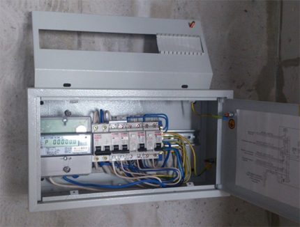 Electric cabinet with metal core