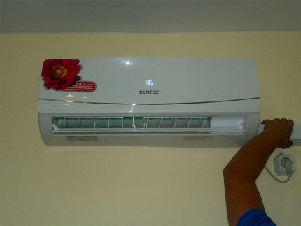Instalovaná vnitřní jednotka klimatizace Centek
