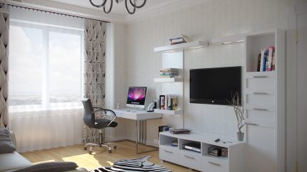 Kambarys su kompiuteriu ir televizoriumi
