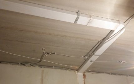 Montagem do sistema de ventilação sob um teto suspenso
