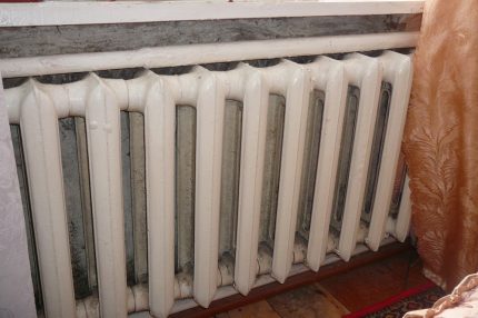 Starý litinový radiátor