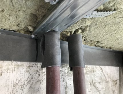 Vibration insulation tape on pipes