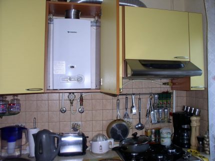 Dujinis vandens šildytuvas virtuvės interjere