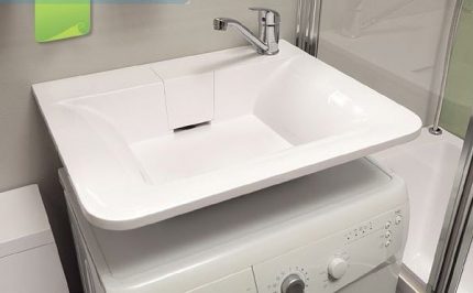 Стилен дизайн на мивка с водна лилия
