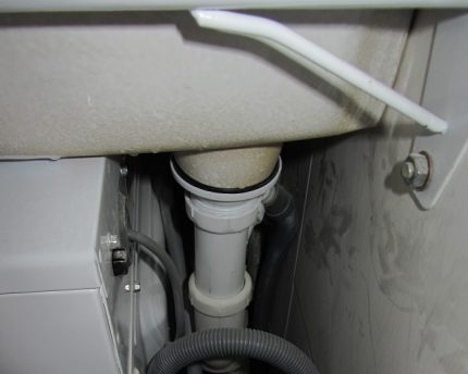 The joint of the sink with the wall must be treated with sealant