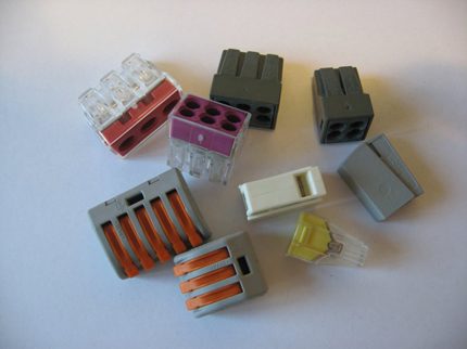 Self-locking different terminal blocks