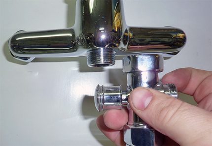 Comutatoare pentru robinetele de la cada