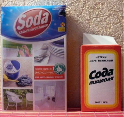 Cleaning the bath with a solution of soda and vinegar