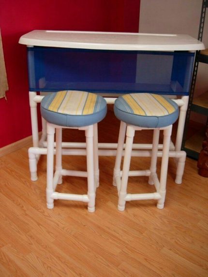 Stôl a stoličky vyrobené z PVC rúr
