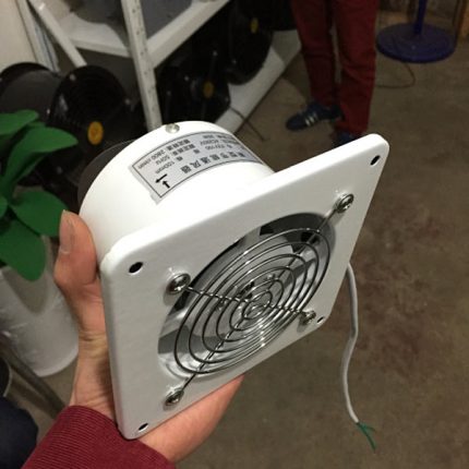 Odsávací ventilátor v ruce