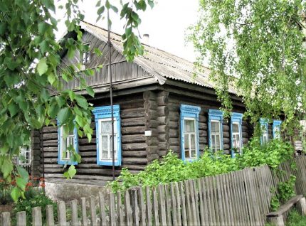 Antigua casa de madera sin revestimiento