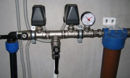 Manómetro en un sistema de suministro de agua en el hogar.