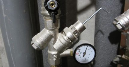 Vattentryckreducerare med tryckmätare