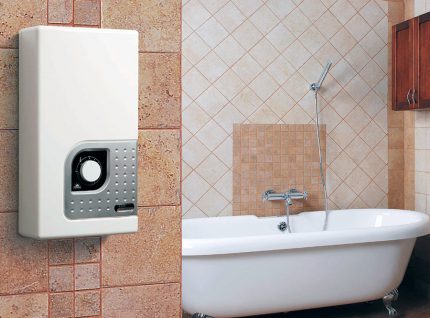 Flowing electric heater for a bathroom