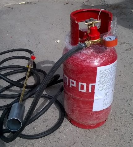 Cilindro de gás propano para conexão a um queimador de água quente