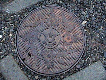 Sewer manhole with a pattern