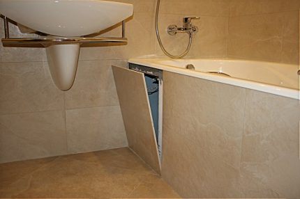Escotilla de inspección rectangular debajo de la bañera