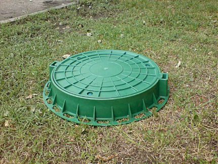Trapa de plastic verde pe sol