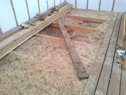 Sawdust as insulation for the floor