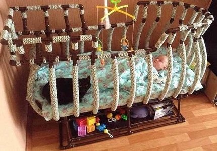 Bērnu gultiņa no plastmasas caurulēm