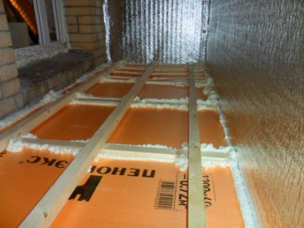 Floor with a double layer of insulation