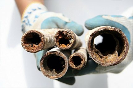Water pipes with internal sludge