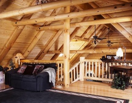 Plafond dans une maison en bois