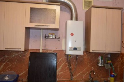 Plynový ohrievač vody v kuchyni