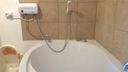 Calentador de agua corriente en el baño