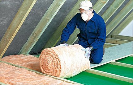The master puts glass wool insulation